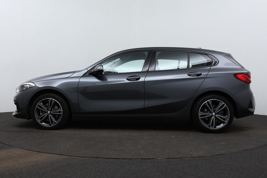 BMW 1-serie 118i Business Edition Automaat (NAVIGATIE, CARPLAY, SPORTSTOELEN, LED, 1e EIGENAAR, DEALER ONDERHOUDEN)