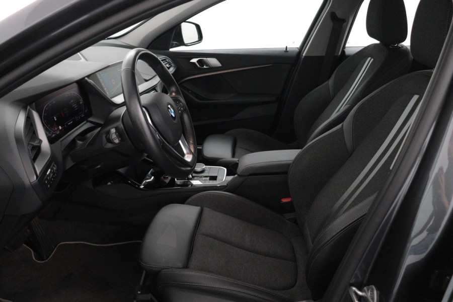 BMW 1-serie 118i Business Edition Automaat (NAVIGATIE, CARPLAY, SPORTSTOELEN, LED, 1e EIGENAAR, DEALER ONDERHOUDEN)