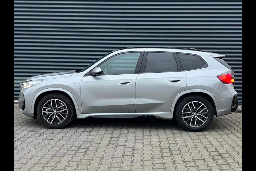 BMW X1 sDrive20i M-Sport | Panodak | Adaptive Cruise | Harman/Kardon | Head-up Display | Carplay | Alcantara Sportstoelen Memory | 360 Camera |