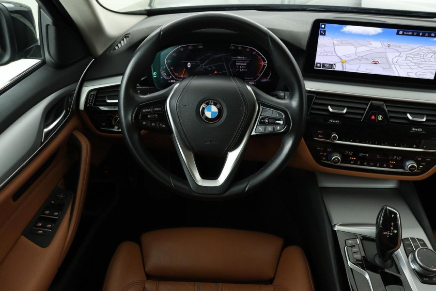 BMW 5 Serie Touring 520i High Executive | Trekhaak | Stoelverwarming | Leder | Full LED | Memory | Navigatie | Sportstuur | Carplay