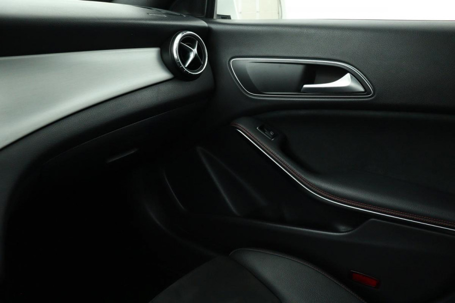 Mercedes-Benz CLA-Klasse Shooting Brake 180 AMG | Trekhaak | Leder/alcantara | Stoelverwarming | Full LED | PDC | Camera | Climate control | Getint glas