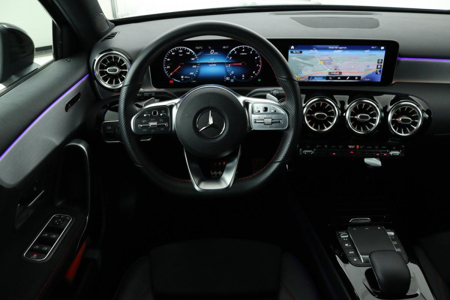 Mercedes-Benz A-Klasse 180 AMG Night | Leder/alcantara | Stoelverwarming | Sportstoelen | Sfeerverlichting | Navigatie | Full LED