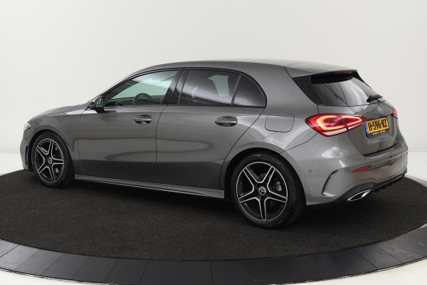 Mercedes-Benz A-Klasse 180 AMG Night | Leder/alcantara | Stoelverwarming | Sportstoelen | Sfeerverlichting | Navigatie | Full LED