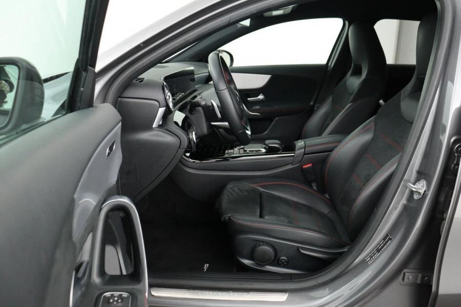 Mercedes-Benz A-Klasse 180 AMG Night | Leder/alcantara | Stoelverwarming | Sportstoelen | Sfeerverlichting | Navigatie | Full LED