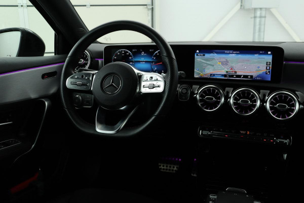 Mercedes-Benz A-Klasse 180 AMG Night | Leder/alcantara | Stoelverwarming | Sportstoelen | Sfeerverlichting | Navigatie | Full LED