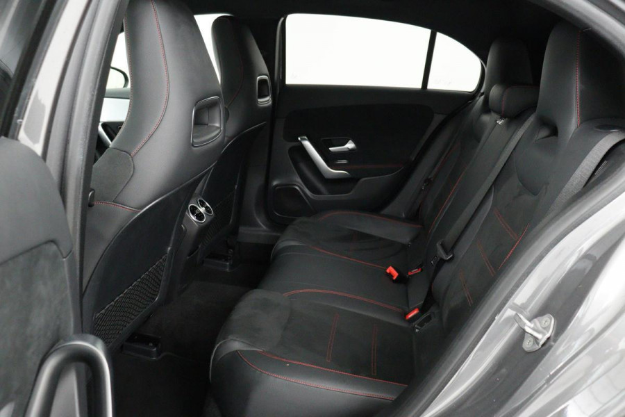 Mercedes-Benz A-Klasse 180 AMG Night | Leder/alcantara | Stoelverwarming | Sportstoelen | Sfeerverlichting | Navigatie | Full LED