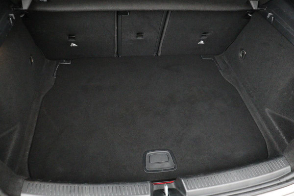 Mercedes-Benz A-Klasse 180 AMG Night | Leder/alcantara | Stoelverwarming | Sportstoelen | Sfeerverlichting | Navigatie | Full LED