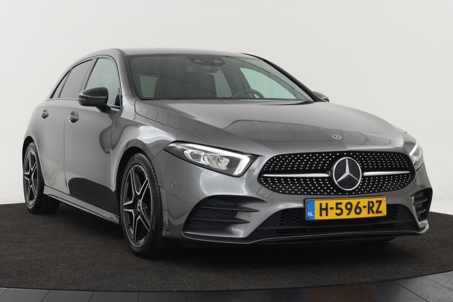 Mercedes-Benz A-Klasse 180 AMG Night | Leder/alcantara | Stoelverwarming | Sportstoelen | Sfeerverlichting | Navigatie | Full LED