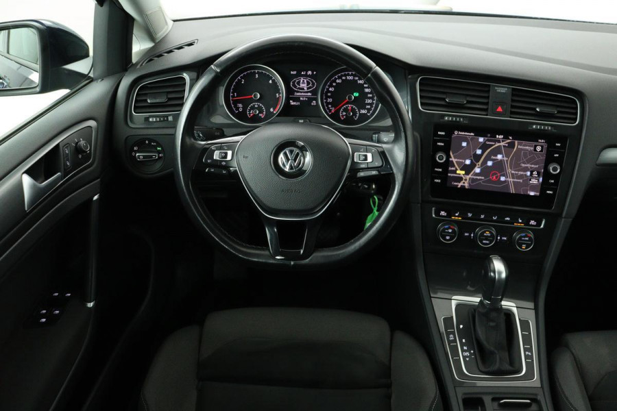 Volkswagen Golf 1.6 TDI Comfortline | Stoelverwarming | Trekhaak | Adaptive cruise | Carplay | Camera | Massage | Alcantara | Navigatie