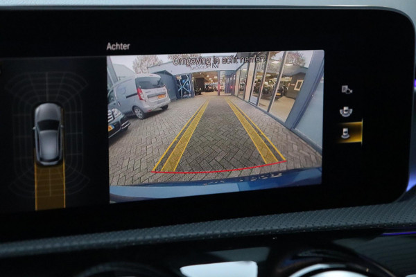 Mercedes-Benz A-Klasse A 220 AMG Line / PANODAK / CAMERA / CARPLAY / 18''