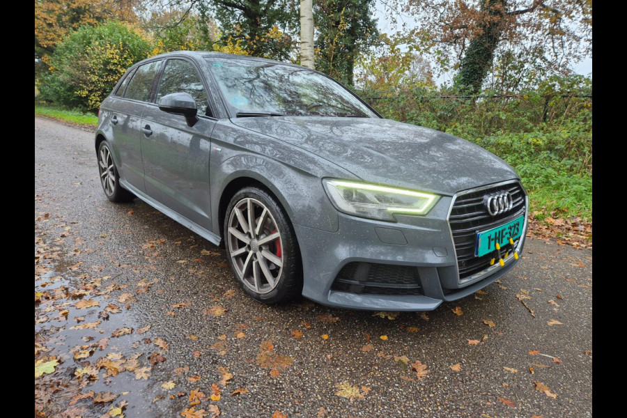 Audi A3 Sportback 30 TFSI Sport S Line Edition / Navigatie / Matrix knipperlichten / Nardo Grey/ Sportstoelen