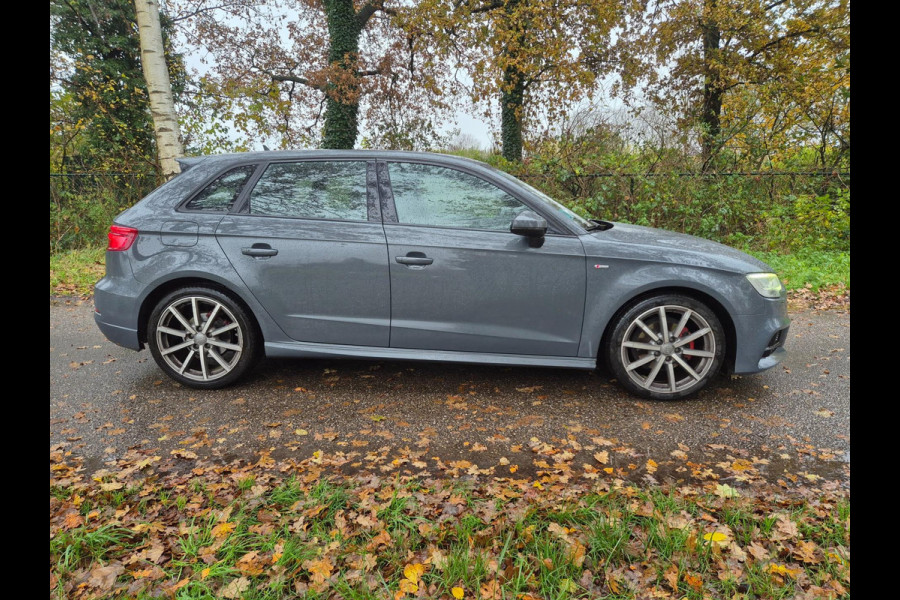 Audi A3 Sportback 30 TFSI Sport S Line Edition / Navigatie / Matrix knipperlichten / Nardo Grey/ Sportstoelen