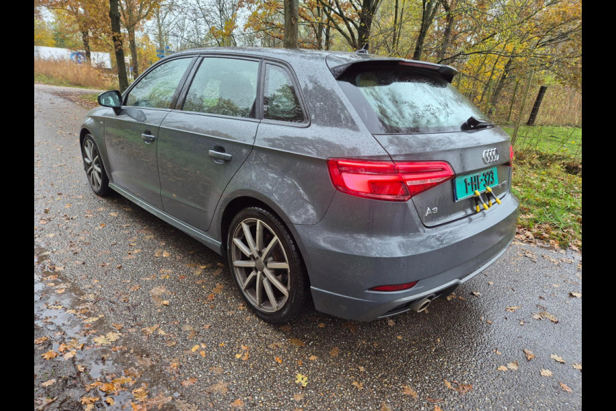 Audi A3 Sportback 30 TFSI Sport S Line Edition / Navigatie / Matrix knipperlichten / Nardo Grey/ Sportstoelen