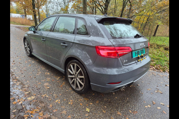 Audi A3 Sportback 30 TFSI Sport S Line Edition / Navigatie / Matrix knipperlichten / Nardo Grey/ Sportstoelen