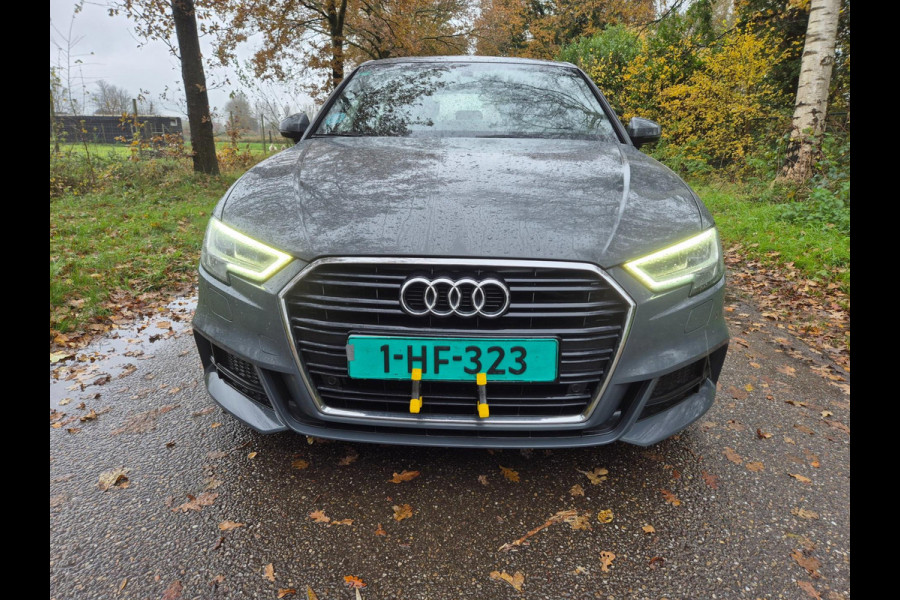 Audi A3 Sportback 30 TFSI Sport S Line Edition / Navigatie / Matrix knipperlichten / Nardo Grey/ Sportstoelen