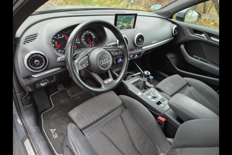 Audi A3 Sportback 30 TFSI Sport S Line Edition / Navigatie / Matrix knipperlichten / Nardo Grey/ Sportstoelen