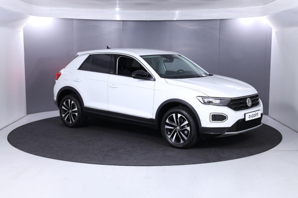 Volkswagen T-Roc 1.5 TSI Style 150 pk Automaat (DSG) | Navigatie | Parkeersensoren (Park assist) | LED koplampen | Stoelverwarming |