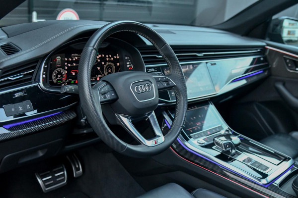 Audi Q8 55 TFSI e quattro Comp., 3x S-Line. RS zetels, Carbon, Softcl, Pano, ACC, 360, HUD, Keyless, Dodeh, Stuurvw, Trekhaak!