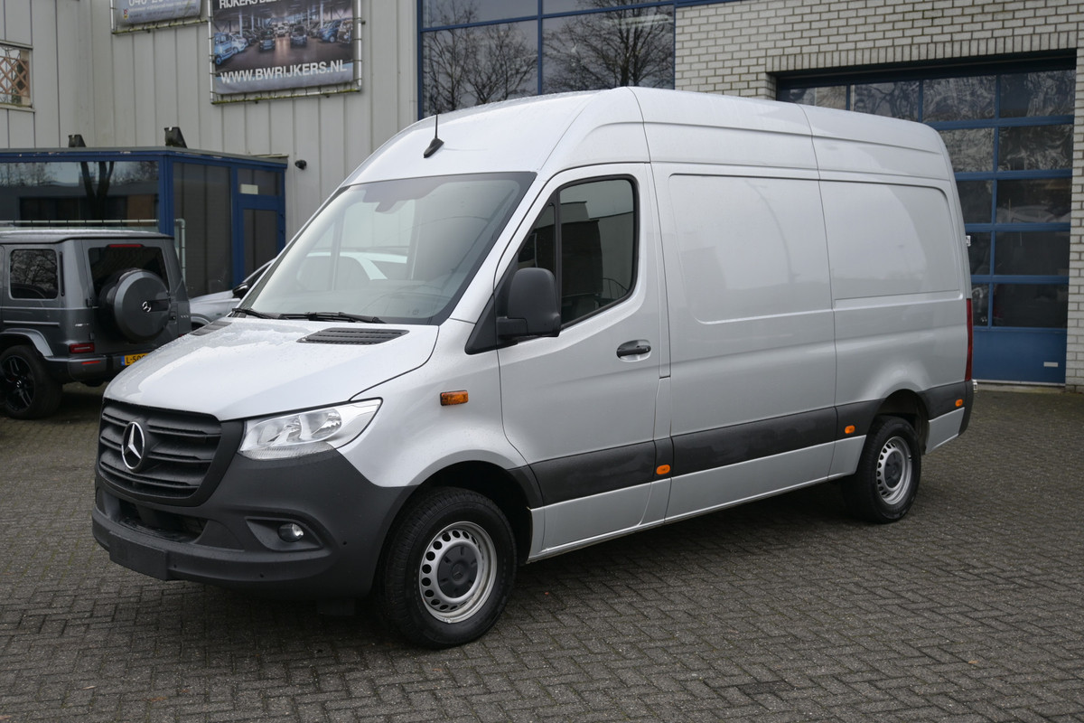 Mercedes-Benz Sprinter 317 CDI L2H2 RWD MBUX met navigatie 360 graden camera en parkeersensoren, Geveerde stoel, Etc.