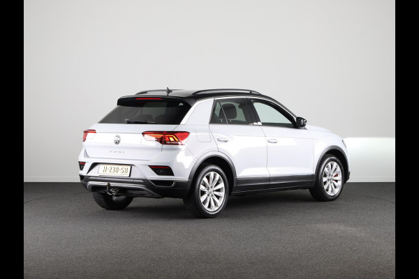 Volkswagen T-Roc 1.5 TSI Sport 150 pk Automaat (DSG) | Navigatie | Trekhaak | Parkeersensoren | Adaptieve cruise control | Stoelverwarming | Digitaal instrumentenpaneel |