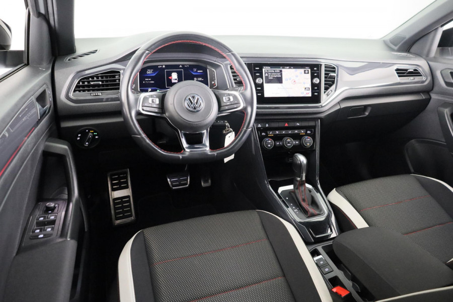 Volkswagen T-Roc 1.5 TSI Sport 150 pk Automaat (DSG) | Navigatie | Trekhaak | Parkeersensoren | Adaptieve cruise control | Stoelverwarming | Digitaal instrumentenpaneel |