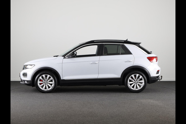 Volkswagen T-Roc 1.5 TSI Sport 150 pk Automaat (DSG) | Navigatie | Trekhaak | Parkeersensoren | Adaptieve cruise control | Stoelverwarming | Digitaal instrumentenpaneel |