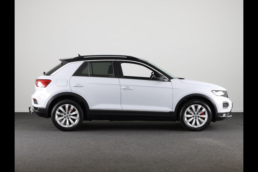 Volkswagen T-Roc 1.5 TSI Sport 150 pk Automaat (DSG) | Navigatie | Trekhaak | Parkeersensoren | Adaptieve cruise control | Stoelverwarming | Digitaal instrumentenpaneel |