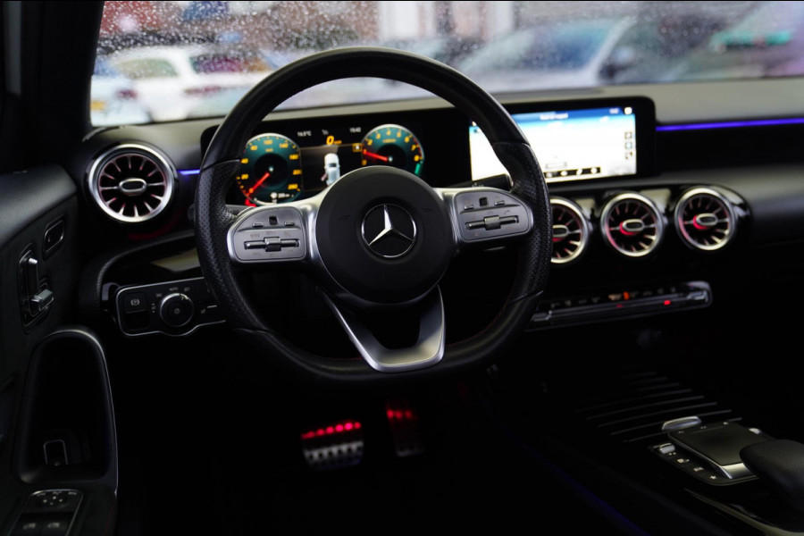 Mercedes-Benz A-Klasse 250 e Premium Plus | AMG Pakket | Panorama | Sfeerverlichting | Camera | Luxe leder / alcantara | Assisted