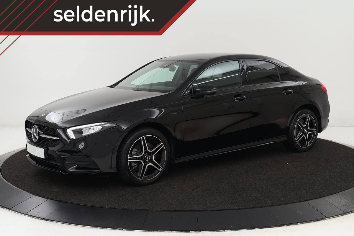 Mercedes-Benz A-Klasse 250e AMG Night | Stoelverwarming | Carplay | Sfeerverlichting | Camera | Navigatie | Full LED | Leder/Alcantara