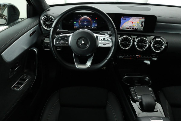 Mercedes-Benz A-Klasse 250e AMG Night | Stoelverwarming | Carplay | Sfeerverlichting | Camera | Navigatie | Full LED | Leder/Alcantara