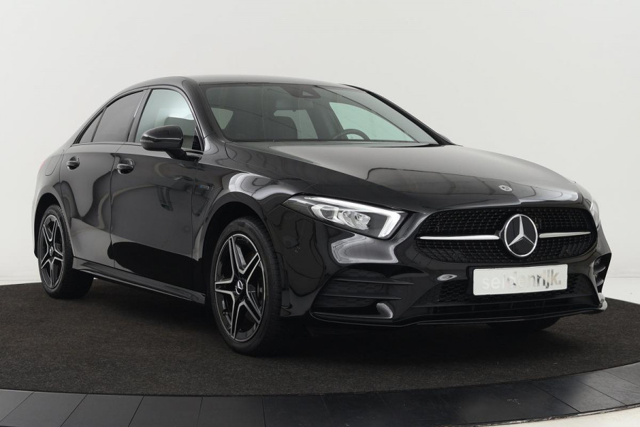 Mercedes-Benz A-Klasse 250e AMG Night | Stoelverwarming | Carplay | Sfeerverlichting | Camera | Navigatie | Full LED | Leder/Alcantara