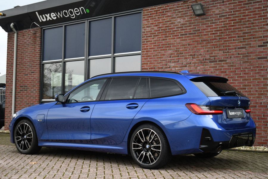 BMW 3 Serie Touring 330e M-Sport ACC El-zetels Camera 19inch Shadowline