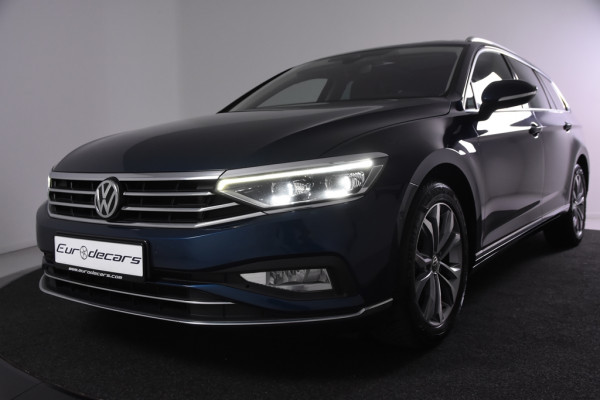 Volkswagen Passat 1.5 TSI Elegance iQ *Panoramadak*Leer*Trekhaak*Full-option*