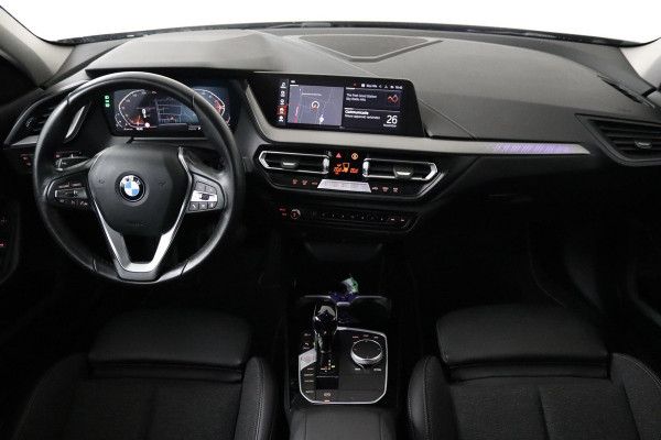 BMW 1-serie 118i Business Edition (NAVIGATIE, CARPLAY, SPORTSTOELEN, SFEERVERLICHTING, 1e EIGENAAR, DEALER ONDERHOUDEN)