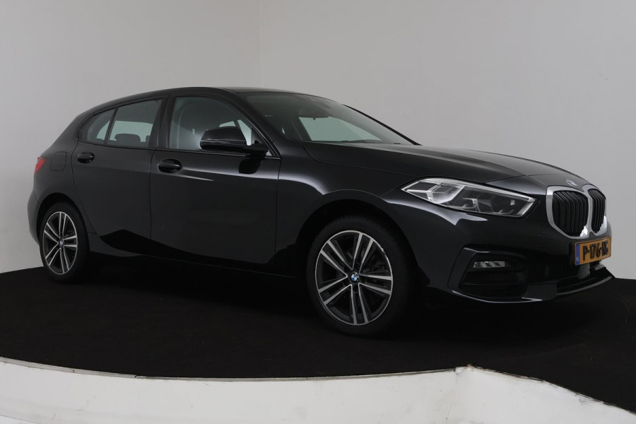 BMW 1-serie 118i Business Edition (NAVIGATIE, CARPLAY, SPORTSTOELEN, SFEERVERLICHTING, 1e EIGENAAR, DEALER ONDERHOUDEN)