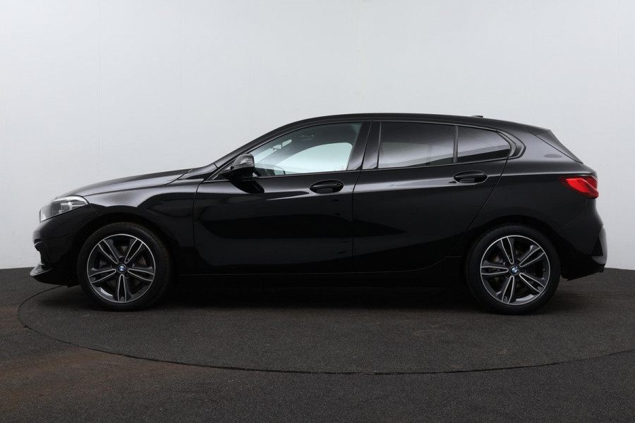 BMW 1-serie 118i Executive Edition Sport (NAVIGATIE, PARKEERSENSOREN, CLIMA, CARPLAY, 1e EIGENAAR, DEALER ONDERHOUDEN)