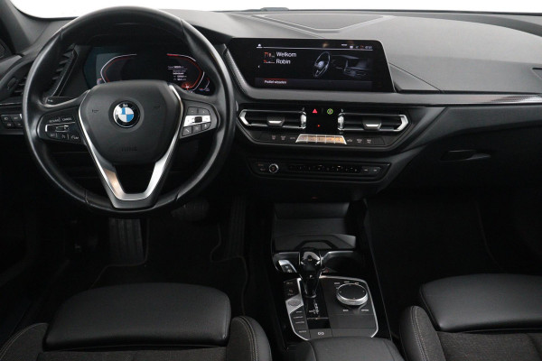 BMW 1-serie 118i Executive Edition Sport (NAVIGATIE, PARKEERSENSOREN, CLIMA, CARPLAY, 1e EIGENAAR, DEALER ONDERHOUDEN)