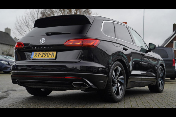 Volkswagen Touareg 3.0 TDI Atmosphere | Panorama | HuD | R-line | Elek Trekhaak | Luxe Leder | Sfeerverlichting | Adaptieve Cruise