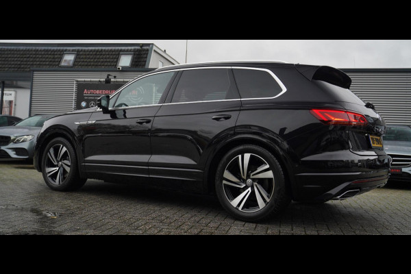 Volkswagen Touareg 3.0 TDI Atmosphere | Panorama | HuD | R-line | Elek Trekhaak | Luxe Leder | Sfeerverlichting | Adaptieve Cruise