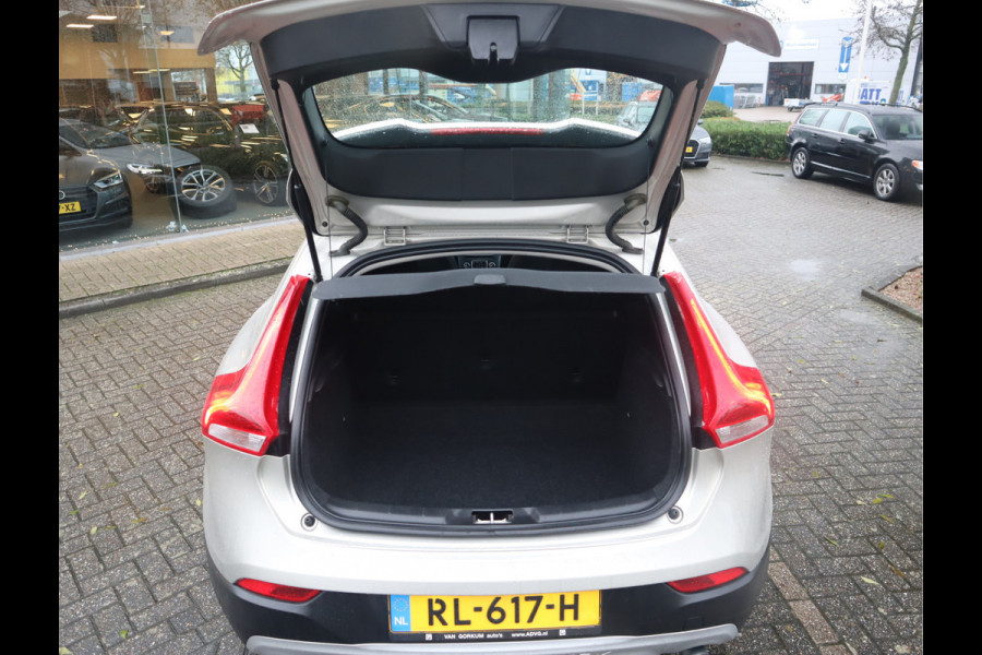 Volvo V40 Cross Country 1.5 T3 Momentum Automaat