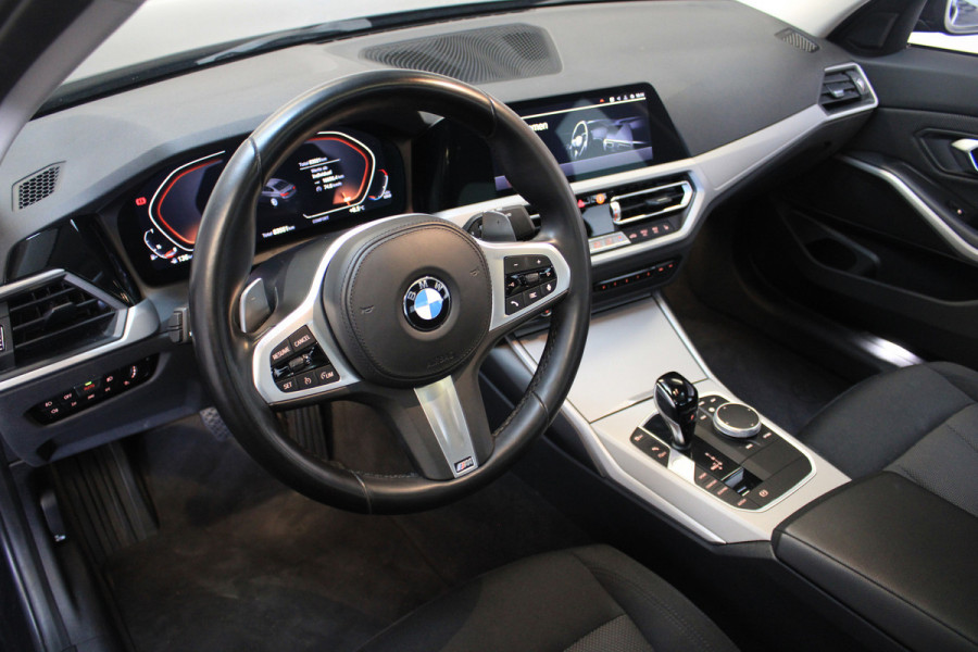 BMW 3 Serie 318i Business Edition | Pano | Navi | Camera |