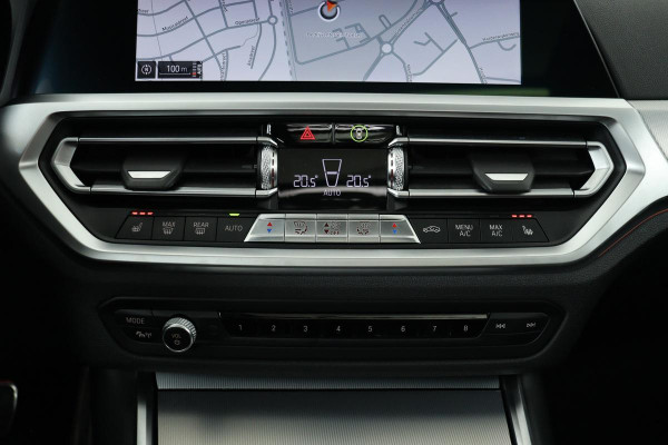 BMW 3 Serie 318i High Executive | M-Sport | Panoramadak | Trekhaak | Leder | Stoelverwarming | Live Cockpit | Carplay | Full LED | Sportstoelen