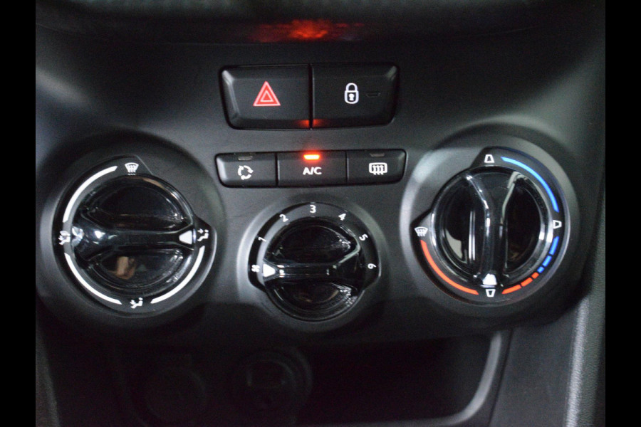 Peugeot 2008 1.2 PureTech Blue Lion PANORAMADAK | NAVIGATIE | CARPLAY | PARKEERSENSOREN | AIRCO | 47.391km