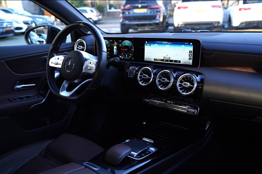 Mercedes-Benz A-Klasse 180 d Launch Edition Premium Plus | Stoelverwarming | 360 Camera | Pano