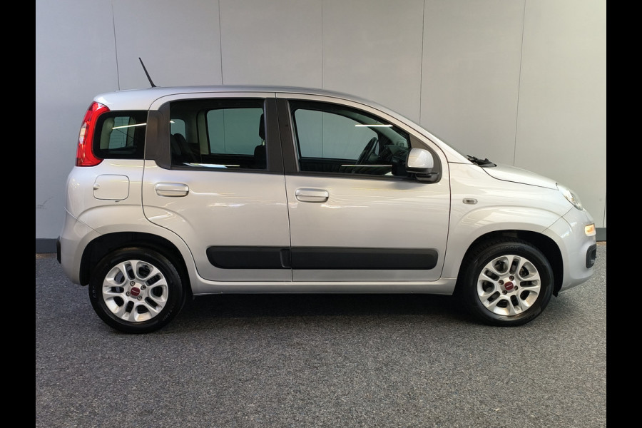 Fiat Panda 1.2 Lounge 4 cilinder uit 2020 Rijklaar + 12 maanden Bovag-garantie Henk Jongen Auto's in Helmond,  al 50 jaar service zoals 't hoort!