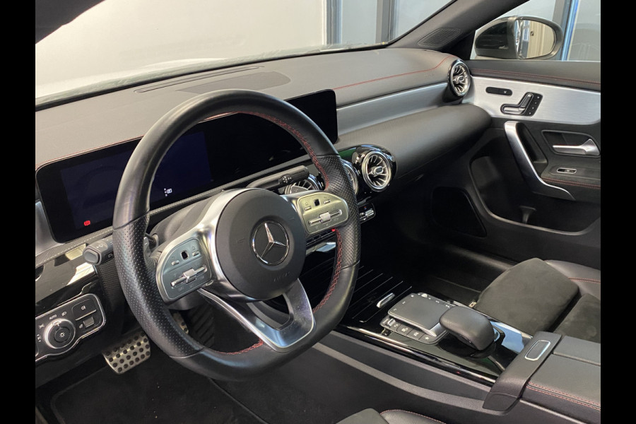 Mercedes-Benz CLA-Klasse 180 Business Solution AMG Panoramadak Sfeerverlichting 18LMV Cruise control DAB+ 2 Jaar garantie mogelijk* ( vraag naar de voorwaarde)