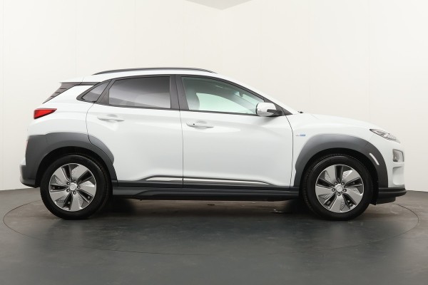 Hyundai Kona BWJ 2019 | EV Comfort 64 kWh (Subsidie mogelijk) INCL BTW | CLIMA | CAMERA A | STOEL VERW | NAVI | CARPLAY | AD. CRUISE |