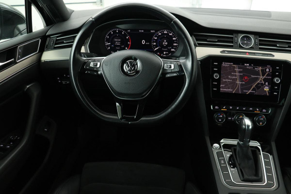 Volkswagen Passat 1.4 TSI R-line | Trekhaak | Stoelverwarming | Carplay | Trekhaak | Full LED | Adaptive cruise | Active Info | Navigatie | PDC | Leder/Alcantara