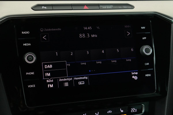 Volkswagen Passat 1.4 TSI R-line | Trekhaak | Stoelverwarming | Carplay | Trekhaak | Full LED | Adaptive cruise | Active Info | Navigatie | PDC | Leder/Alcantara