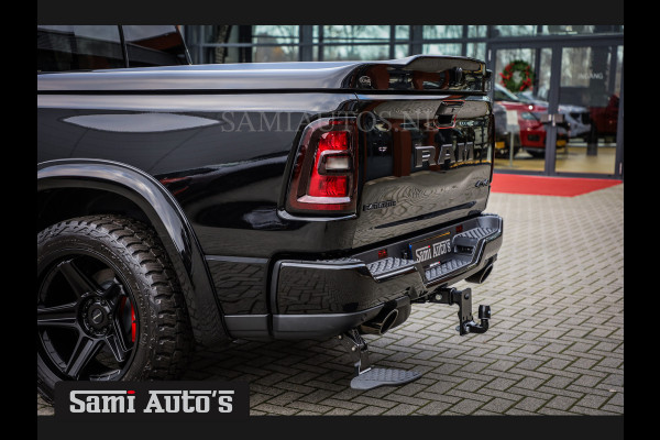 Dodge Ram NIGHT PREMIUM 2025 | BOM VOL + 14.4 INCH SCHERM | LUCHTVERING | HUD | 420PK 636 Nm | PRIJS MET LPG EN COVER EN GARANTIE | DUBBELE CABINE | PICK UP | 5 PERSOONS | DC | GRIJSKENTEKEN | VOORRAAD NR 2200 - 0886